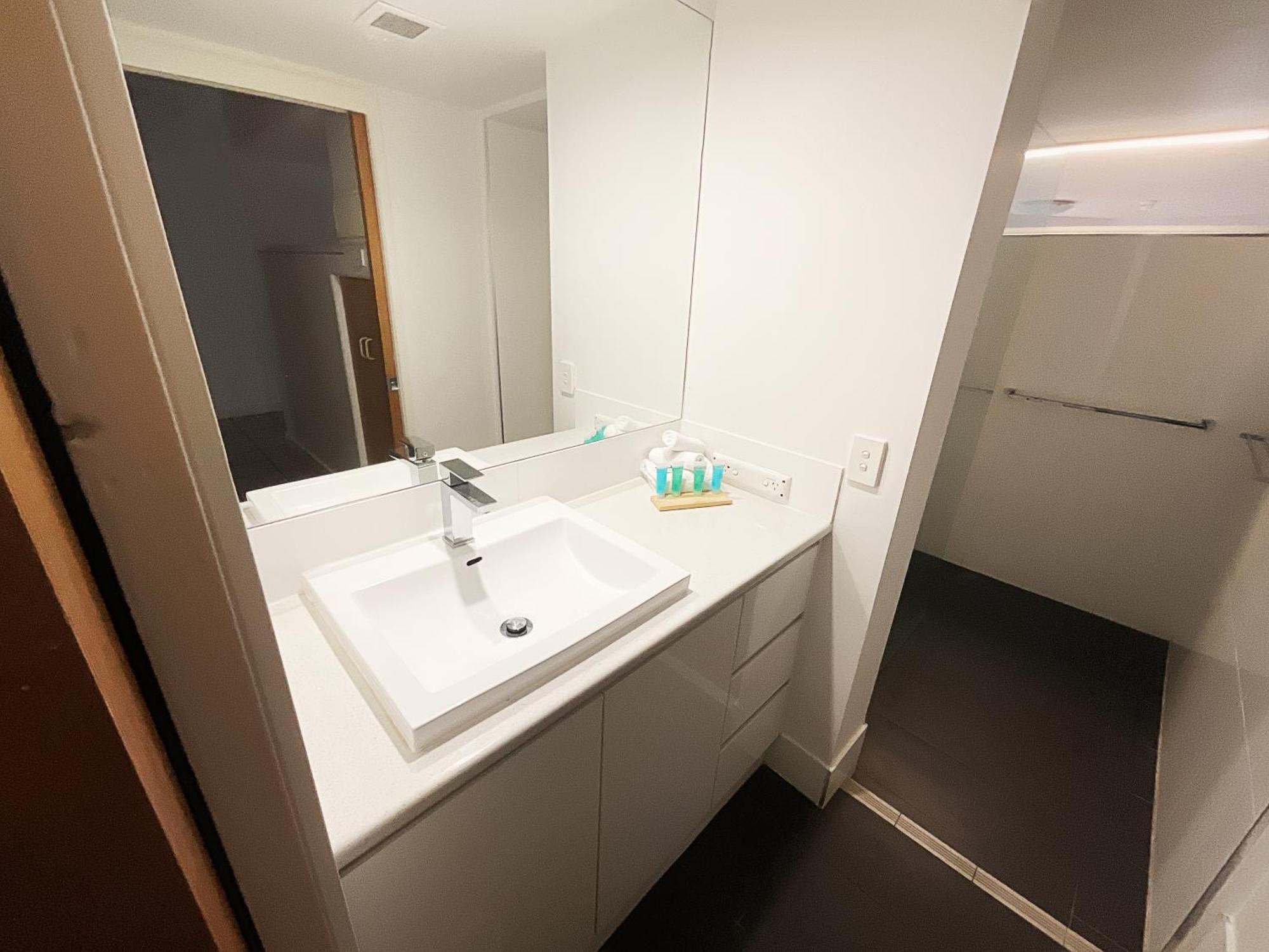 Tiki Hotel Apartments Surfers Paradise Gold Coast Exterior foto