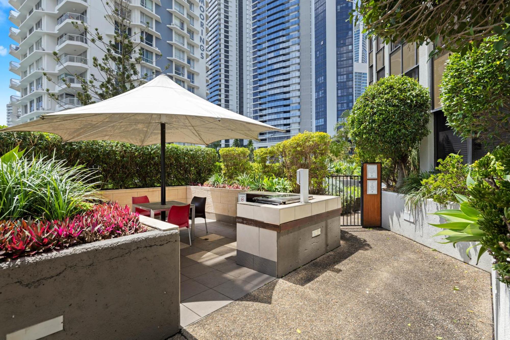 Tiki Hotel Apartments Surfers Paradise Gold Coast Exterior foto