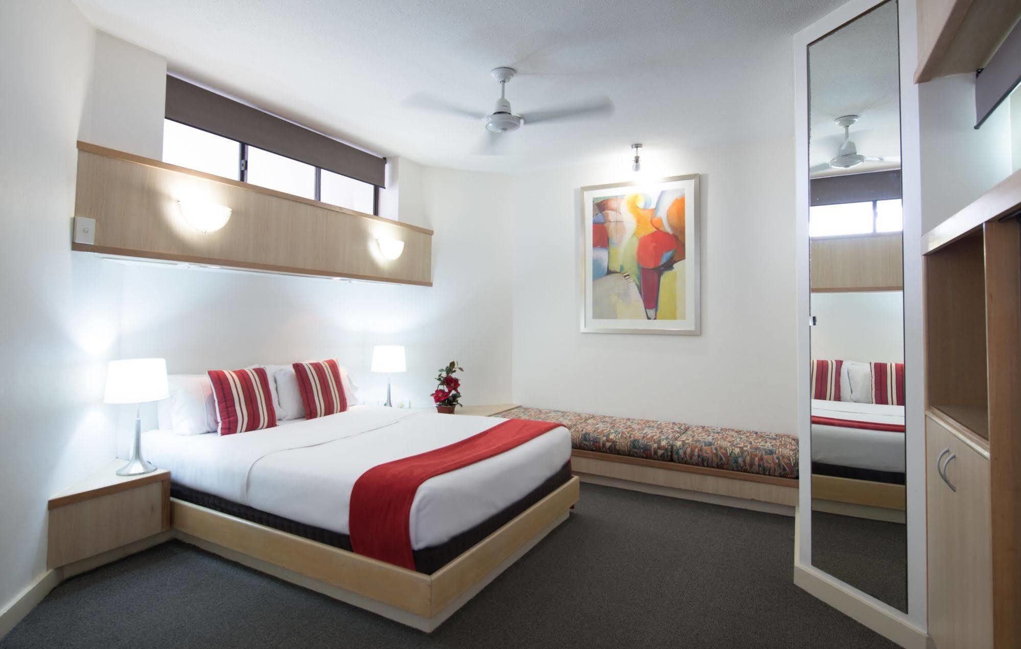 Tiki Hotel Apartments Surfers Paradise Gold Coast Exterior foto